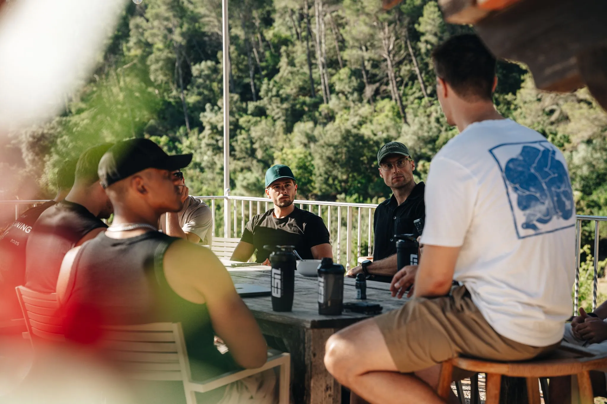 Team und Klienten im Gespräch am Drehtag