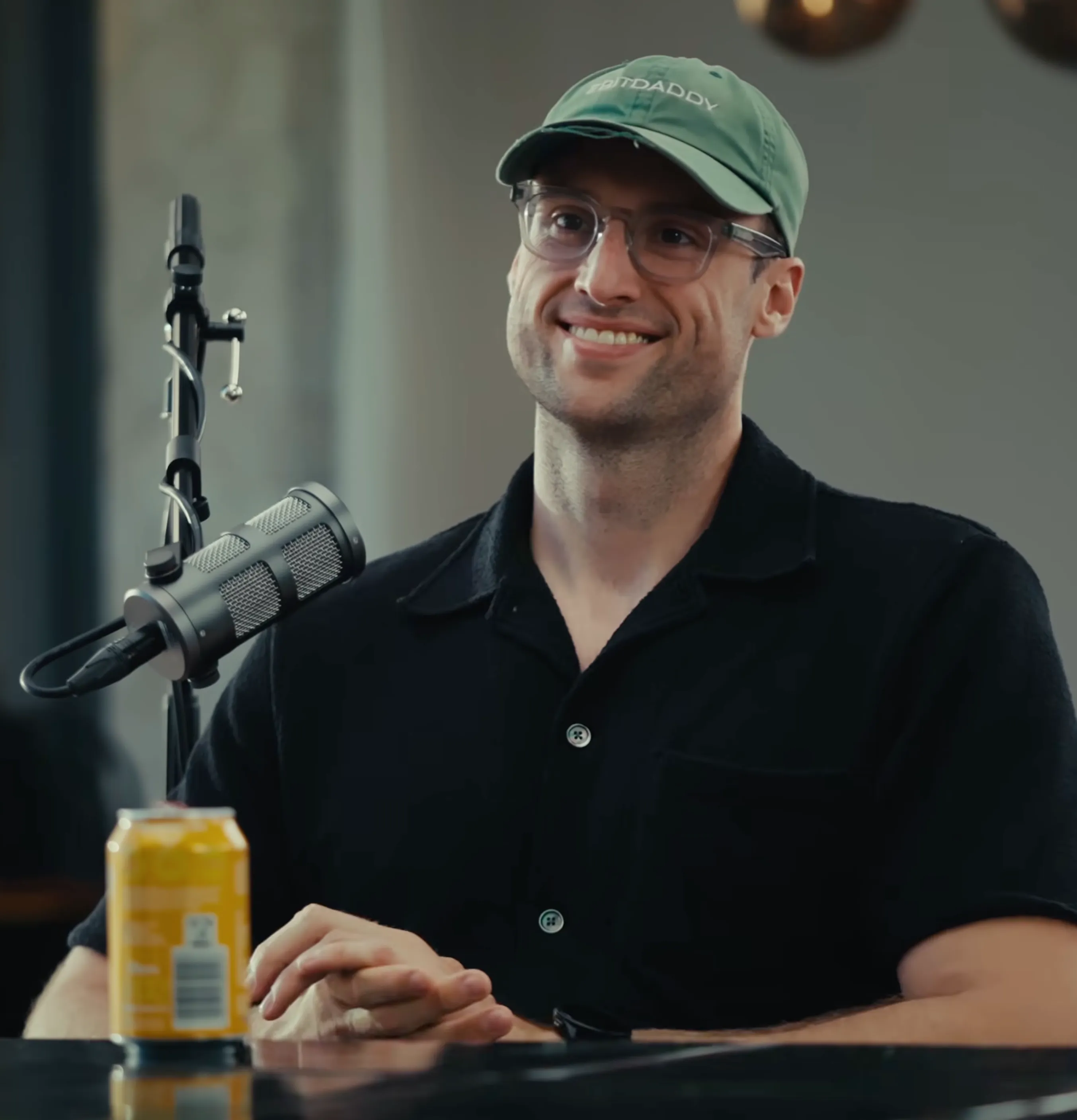 Klient bei der Aufnahme im Podcast-Studio